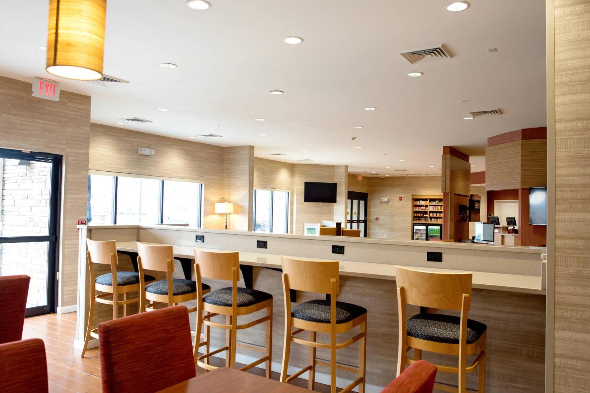 Towneplace Suites By Marriott Ames Bagian luar foto