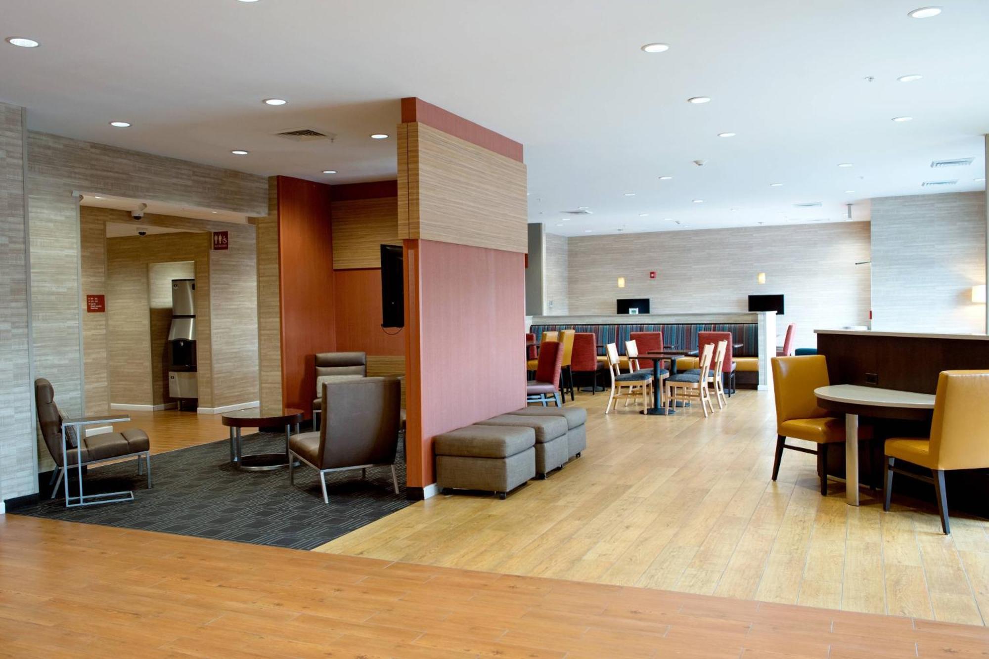 Towneplace Suites By Marriott Ames Bagian luar foto