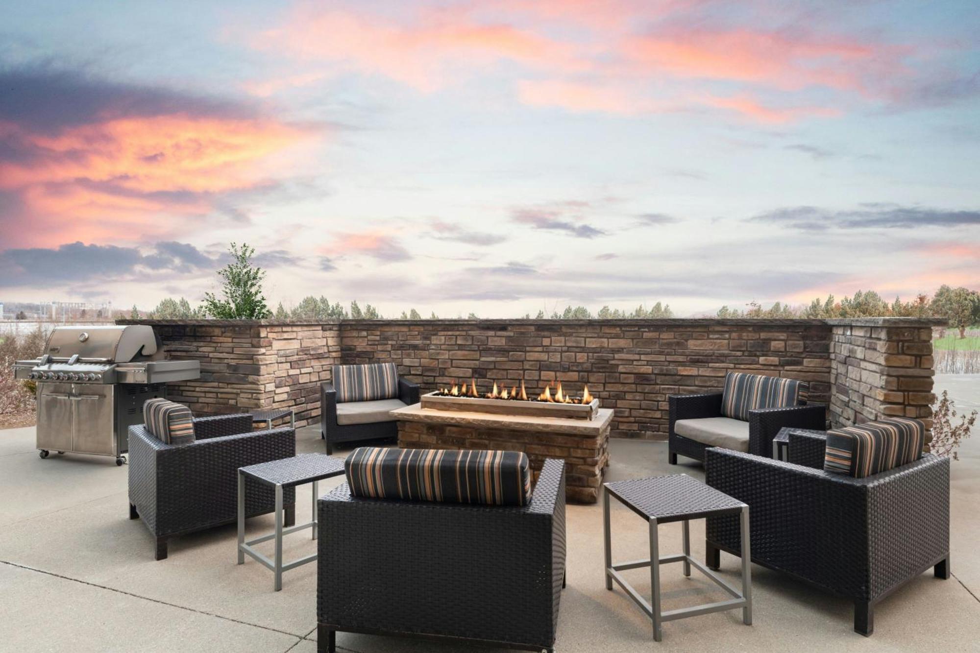 Towneplace Suites By Marriott Ames Bagian luar foto