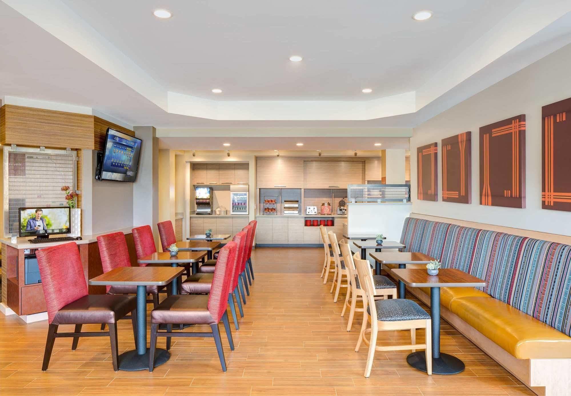 Towneplace Suites By Marriott Ames Bagian luar foto